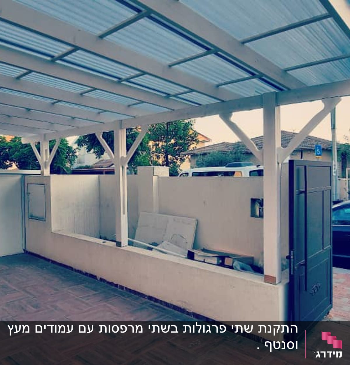 חצר עם פרגולה מעץ, דלתות פתוחות, קיר נמוך